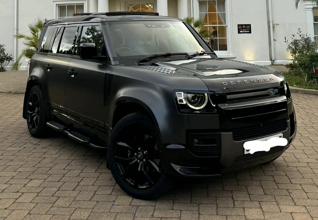 Land Rover Defender 110 V8, matte black