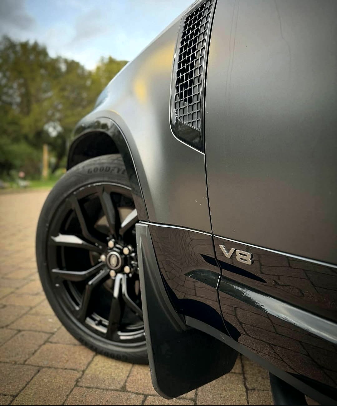 Defender V8 detail
